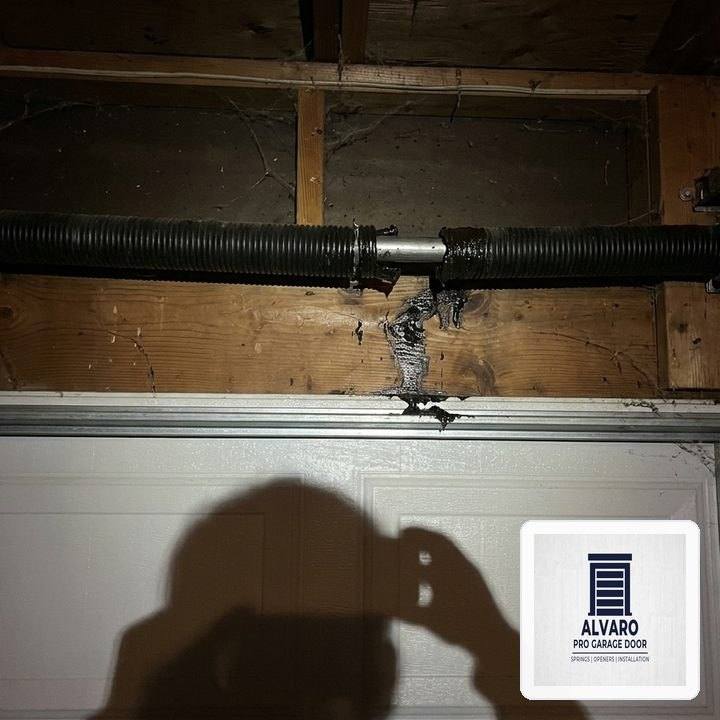 Alvaro Pro Garage Door Dispatch in Northbrook (Glenview Area): Heavy-Duty EPDM Perimeter & Bottom Seal Weatherproofing - Northbrook, IL